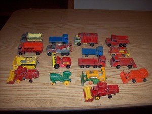 17-VINTAGE-LESNEY-MATCHBOX-GORGI-FARM-TRACTORS-HEAVY-TRUCKS-CARS-60-039-s-70-039-s-LOT