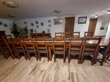 tavolo in legno massiccio produzione  Tamassia arredamenti completo di 18 sedie