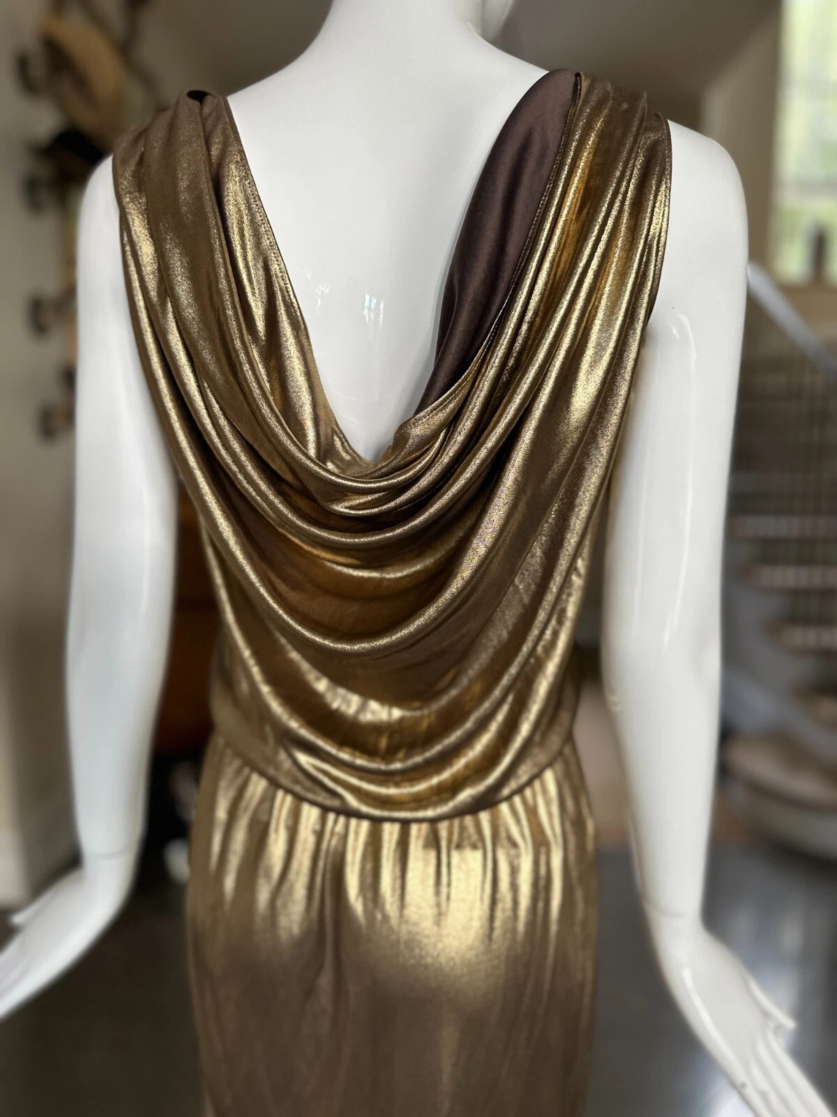 Abito da cocktail Moschino economico e chic metallizzato oro liquido drappeggiato 1991