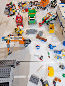 LEGO HUGE LOT 10 LBS 24 Minifigs Airplane Police Fire city 60103 60044 7893