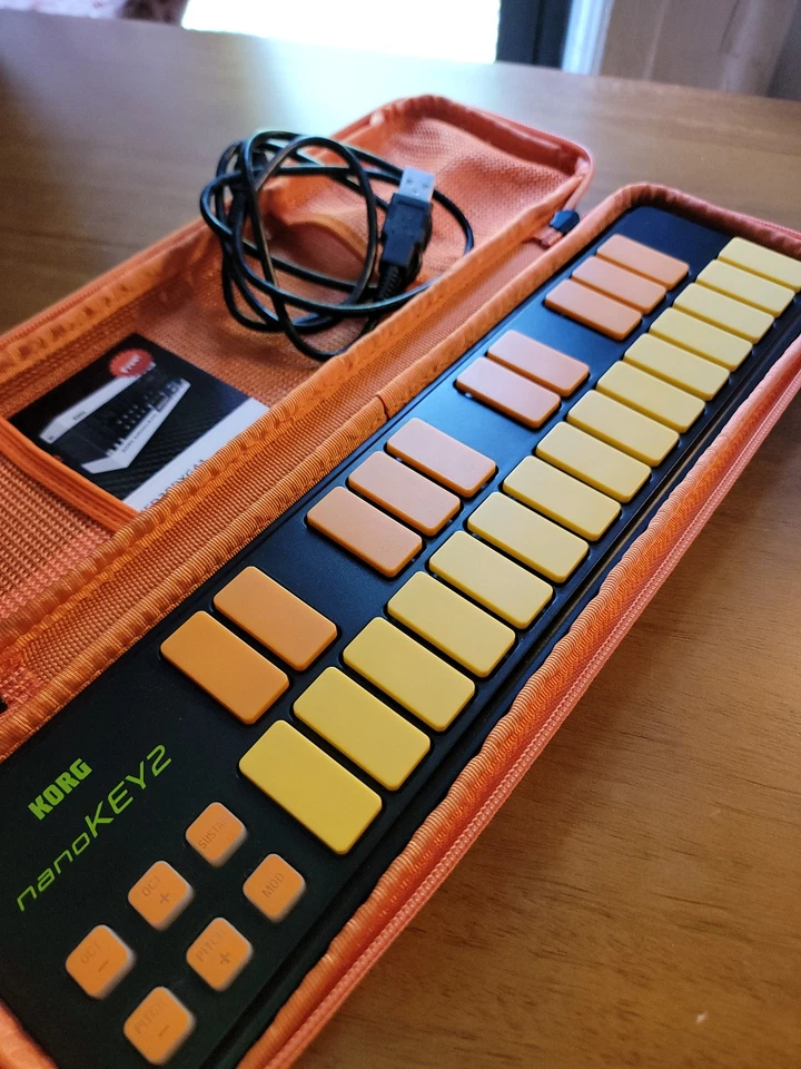 Teclado Korg nanoKEY2 USB MIDI 25 teclas edición limitada negro naranja (con estuche) Foto 4 de 4