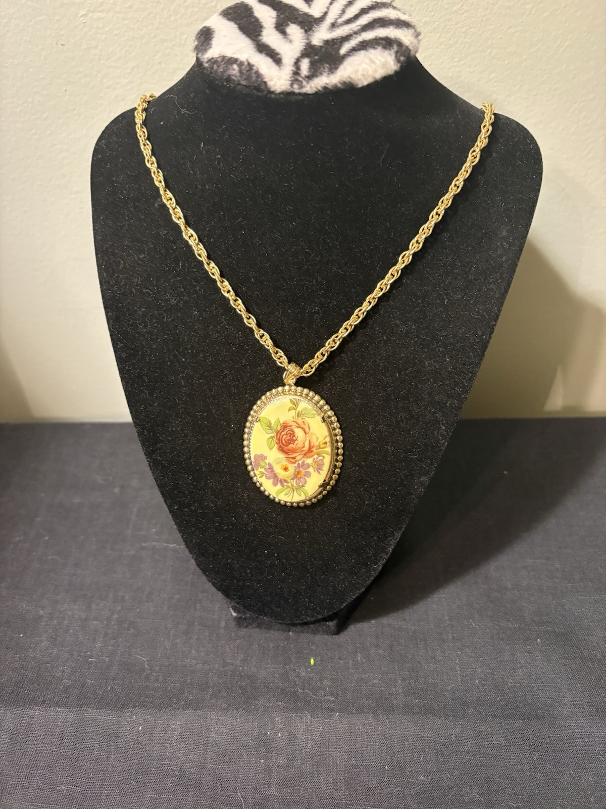 Vintage Floral Cameo Pendant An Chain 24 Inches