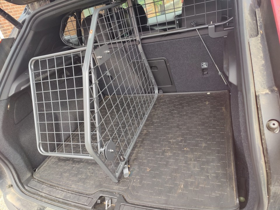 Travall Dog Guard Divider For Volvo XC40 Safety Plus Pack & Tailgate
