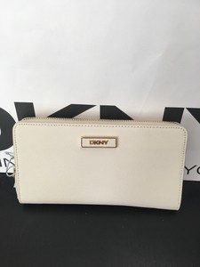 Nuevo con etiquetas Dkny Donna Karan Saffiano Cremallera Alrededor De Cuero  Cartera Cáscara De Huevo Blanco Con Caja | eBay