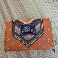 Cartera Loungefly Marvel Studios Black Panther Okoye Wakanda Forever con cremallera alrededor