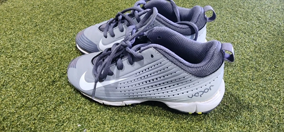 NIKE VAPOR - Zapatos de béisbol jóvenes grises/blancos Fastflex Mid, niños o niñas talla 13c Foto 2 de 3