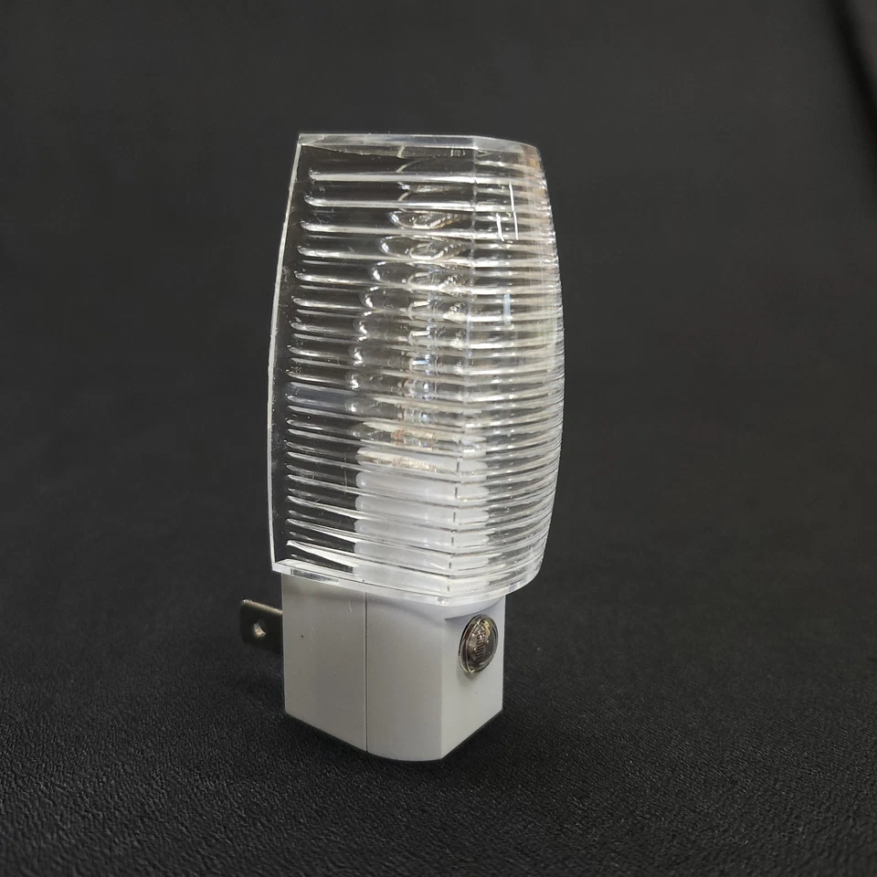 Paquete de 4 luces nocturnas facetadas clásicas Amertac transparentes al anochecer/apagado al amanecer B71055 nuevas Foto 2 de 4