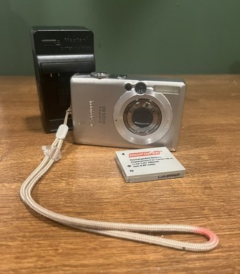 Canon Digital Camera IXUS 60 PowerShot SD600 6.0MP Silver W/ Battery And Charger