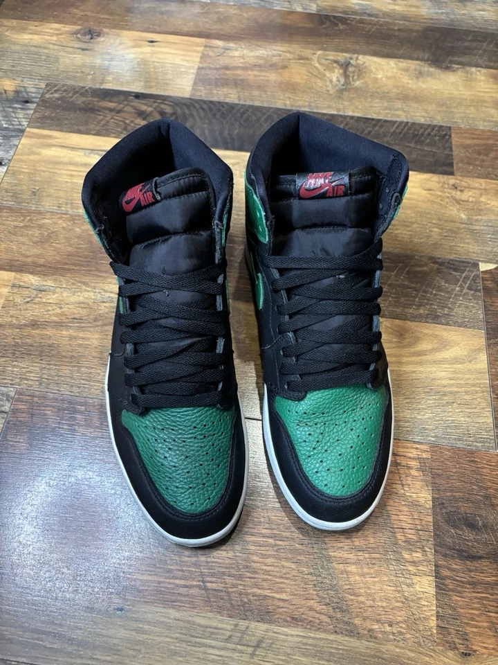 Talla 10.5 - Jordan 1 Retro OG Alto Verde Pino 2.0 Foto 3 de 4