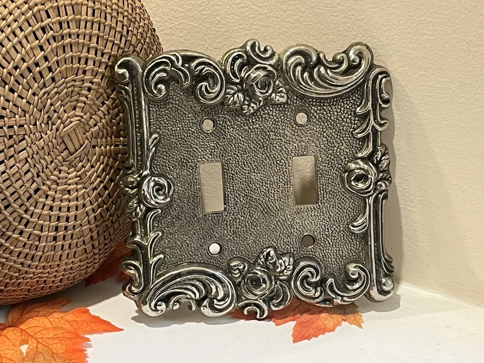 Cubierta de placa de doble interruptor de latón antiguo American Tack & Hardware #60TT de colección 1967 Foto 4 de 4