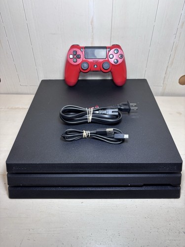 Sony PlayStation 4 Pro 1TB - Jet Black mit rotem Controller und Kabeln getestet