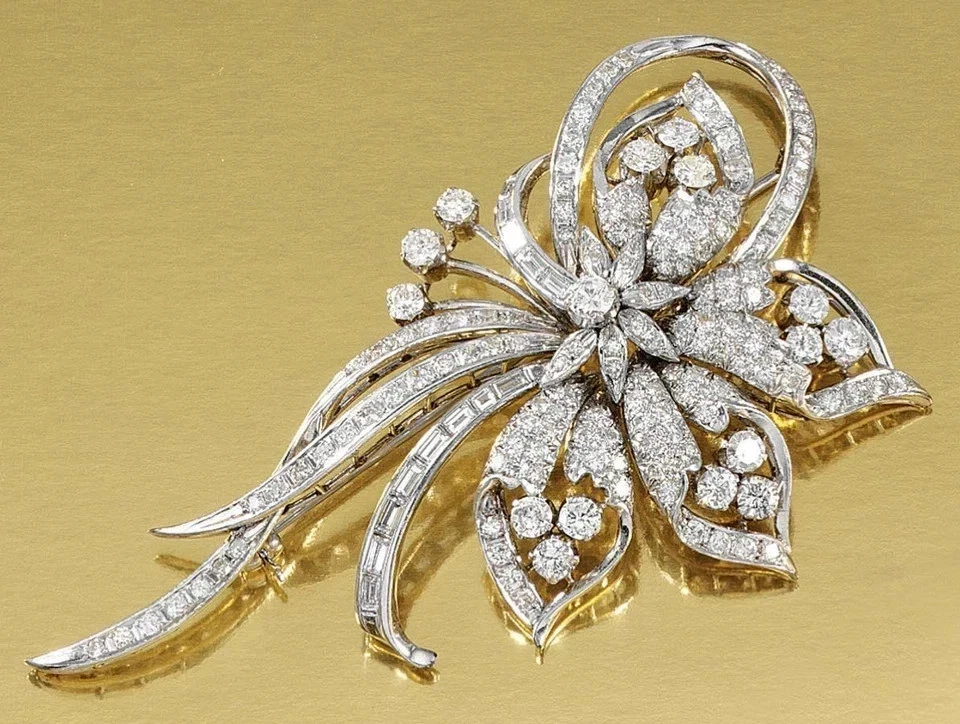 Broche prendedor redondo de diamantes creados en laboratorio de 5 quilates para mujer acabado en oro blanco de 14 quilates plateado Foto 2 de 3