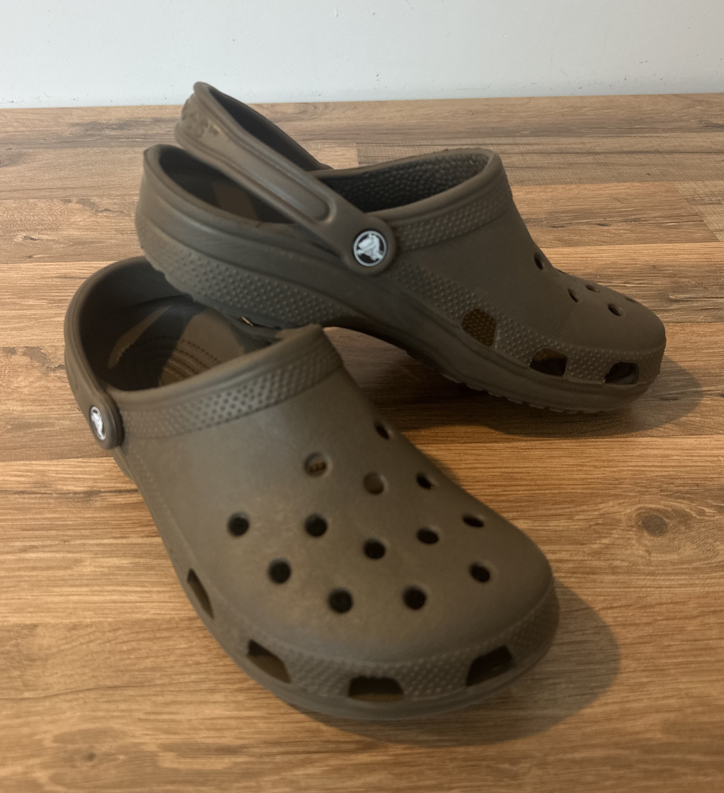 Men’s 8 Women’s 10 Crocs Classic Camo Solid Greyish Brown Clogs-image