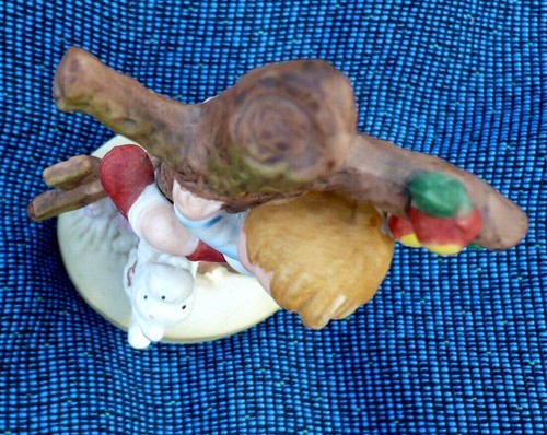 Estatuilla de porcelana decorativa estilo hummel de 6,5" estatua/niño en árbol con perro terrier - Imagen 7 de 11