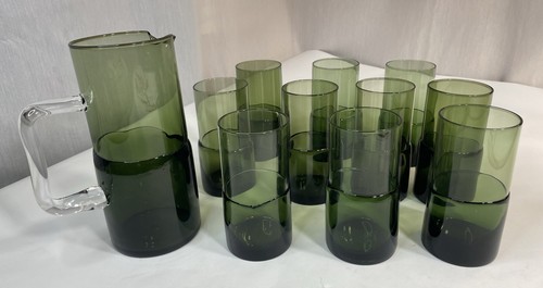 Pier 1 mundgeblasenes grünes Glas doppelt getaucht Getränkekrug und 10 Gläser Barware