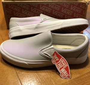 vans grises y granates