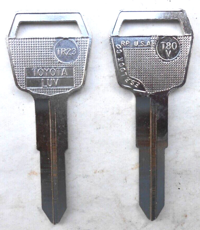(1) TOYOTA LOGO Key Blank T80V TR23 Vintage NOS