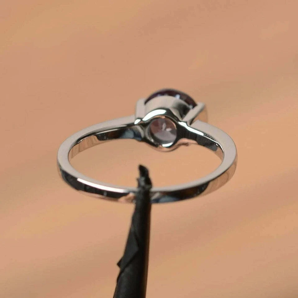 Anillo de boda solitario de alejandrita de corte redondo de 2 quilates para mujer acabado en oro blanco de 14 quilates Foto 3 de 4