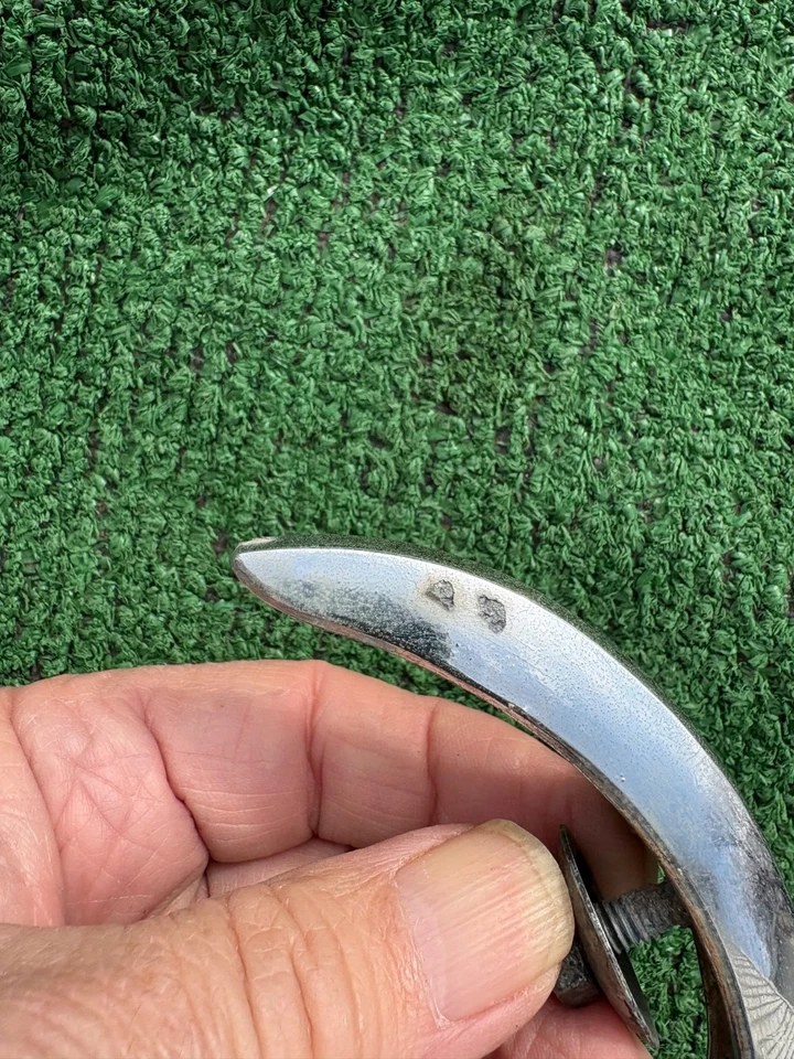 1956 Cadillac quarter panel hash mark half moon connector trim passengers side Foto 3 de 4