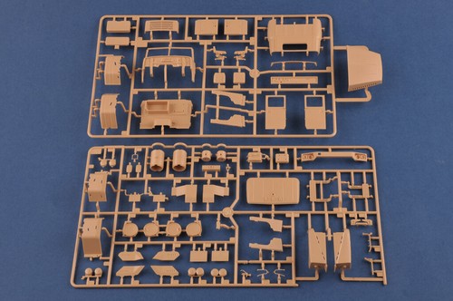 Camión de carga ruso HobbyBoss 85510 1/35 KrAZ-260 - Imagen 6 de 12