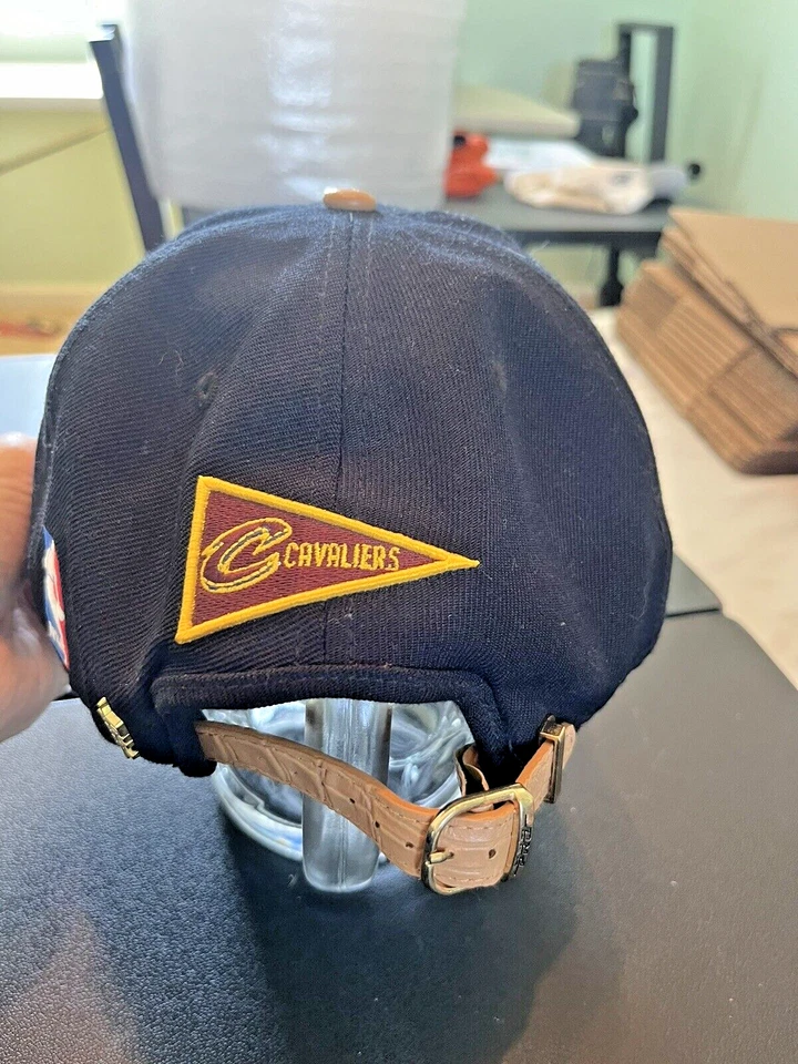 Sombrero Pro Standard Cleveland Cavaliers con visera y correa 100 % cuero Foto 3 de 4