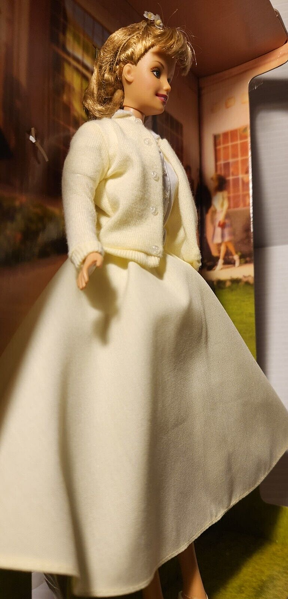 Poupée Barbie en robe Maloya Jaune collector - Nous Vous Iles Poupée Barbie en robe Maloya Jaune collector - Nous Vous Iles