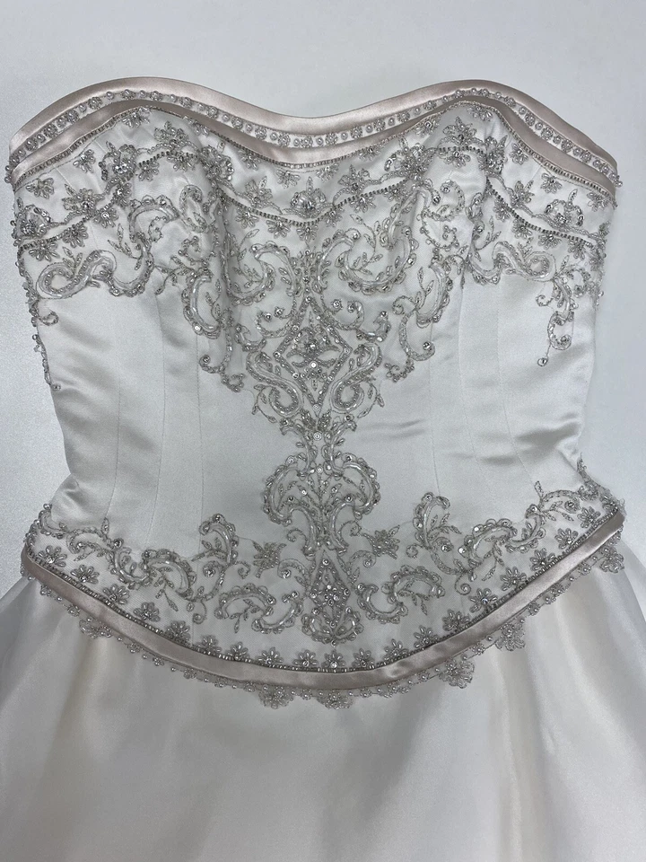 Vestido de novia con corpiño con cuentas Private Label By G, velo y falda de aro. Foto 3 de 4