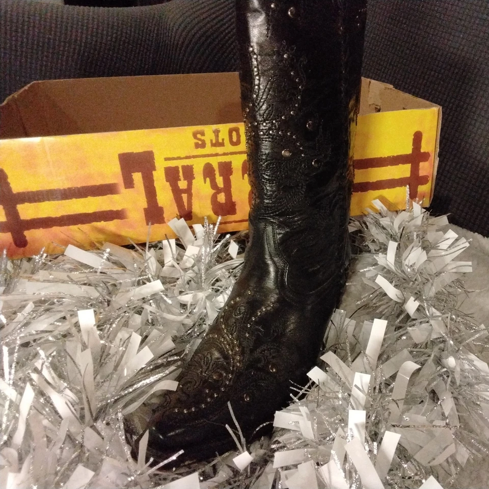 Botas vaqueras Corral para mujer de cuero negro talla 10 - puntada floral de látigo y tachuelas  Foto 4 de 4