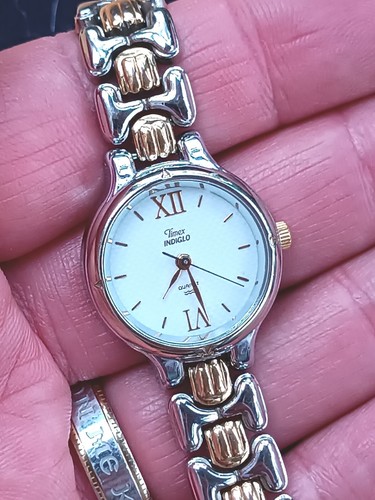 Timex Indiglo función mujer oro y plata tono acero inoxidable reloj de pulsera - Imagen 7 de 7