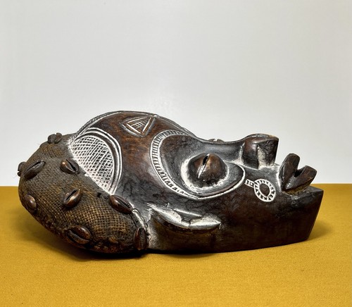 PUNU MASK, Gabon. Mukudj. Carved Wood and Kaolin. Fiber and Shell Headdress. - Picture 5 of 13