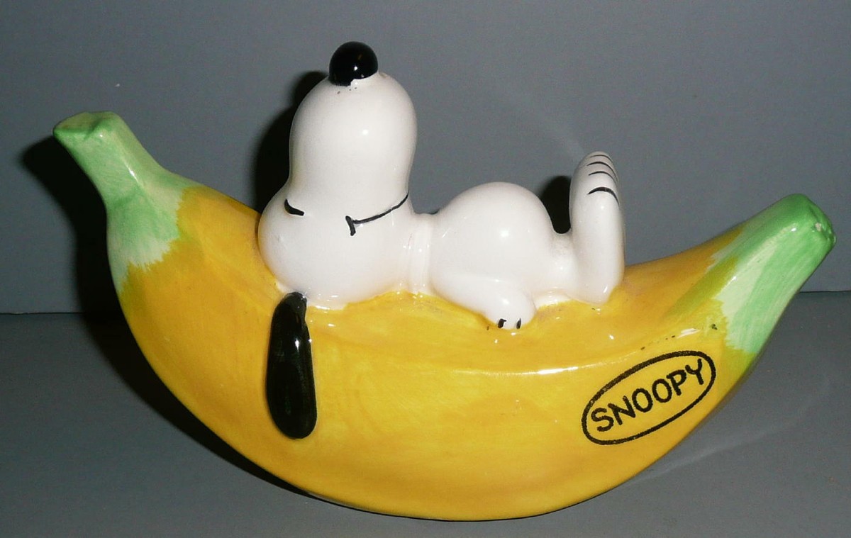 スヌーピー　イタリーバンク Vintage Japan Peanuts Gang SNOOPY LAYING ON BANANA Ceramic