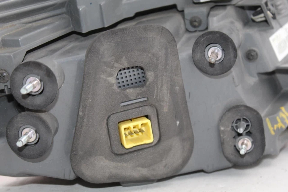 Cuarto de luz trasera para pasajero derecho montado en panel LED 2016-17 KIA K900 OEM #34289 Foto 3 de 4