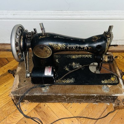 SINGER Model 15 Electric Household Sewing Machine with Carrying Case