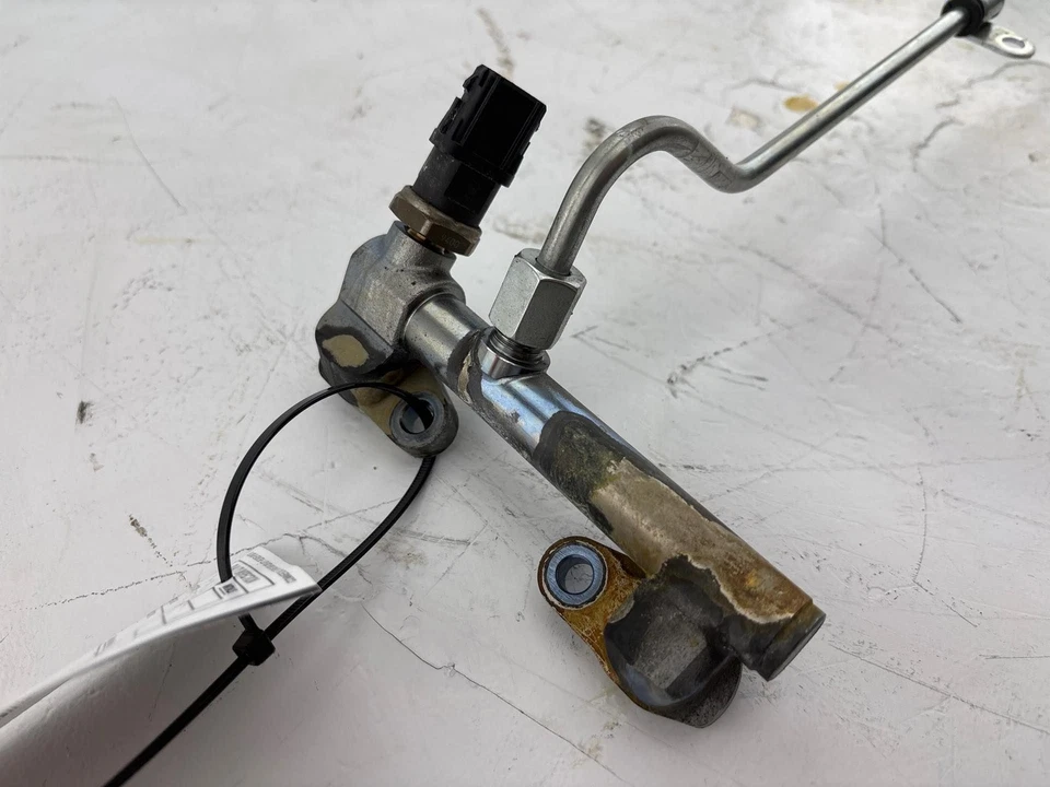 Trilho de injeção de combustível 2022-2024 Subaru BRZ / Toyota GR86 FABRICANTE DE EQUIPAMENTO ORIGINAL 17522-AB041 - Imagem 3 de 4