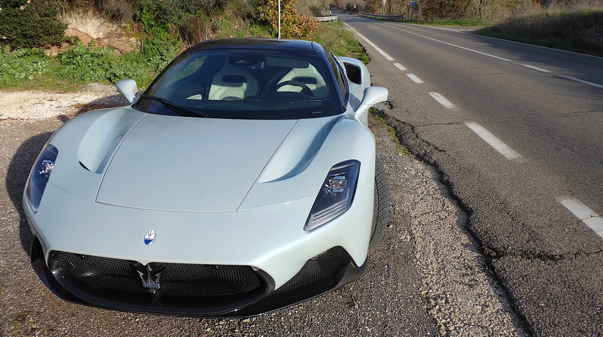 Maserati MC20 Cielo on the road