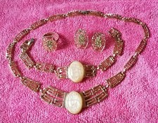 MODESCHMUCK, 4er SET, VERGOLDET, 1 RING, 1 ARMBAND, 1 KETTE + 2 OHRSTECKER-CLIPS