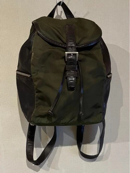 Zaino Prada kaki x marrone scuro borsa da giorno triangolo logo nylon pelle tasche laterali