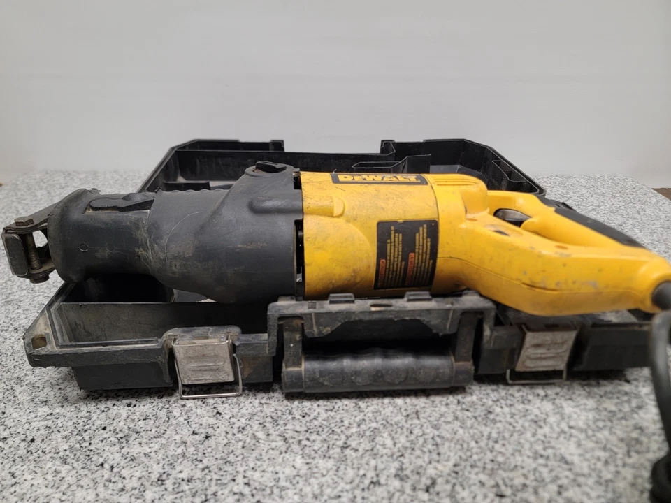 "Sierra recíproca de carrera DeWalt DW311 velocidad variable con cable de 1-1/8""" Foto 3 de 4
