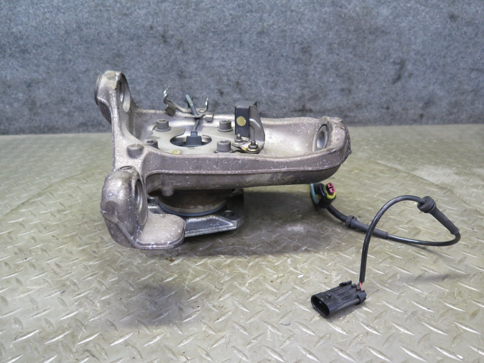 2008-2019 MASERATI GRANTURISMO M145 RWD FRONT RIGHT SPINDLE KNUCKLE WHEEL HUB