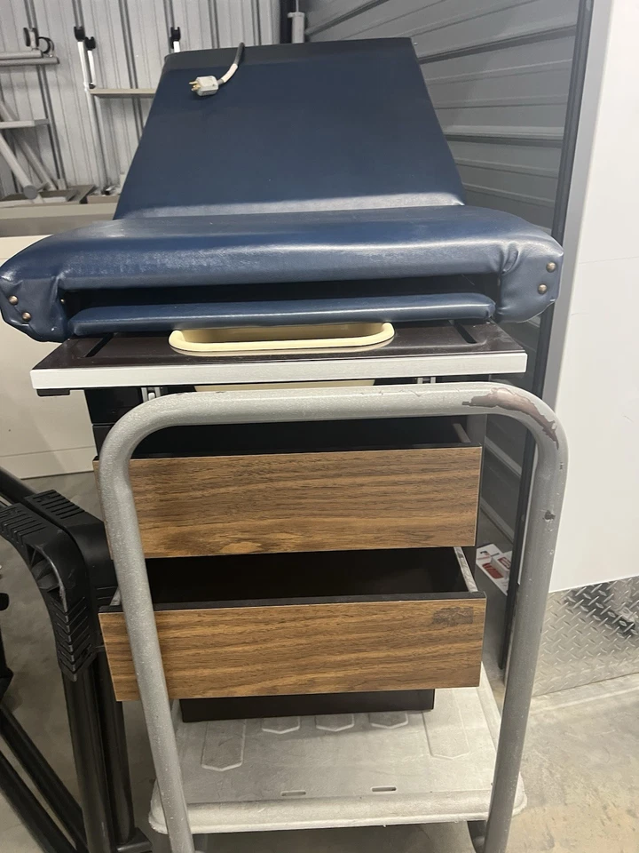 bueno para tatuaje.Mesa de examen médico Midmark/Ritter 104 color azul buen estado Foto 4 de 4