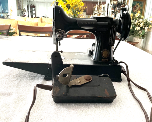 Singer 221 Featherweight Vintage 1952 Sewing Machine+pedal