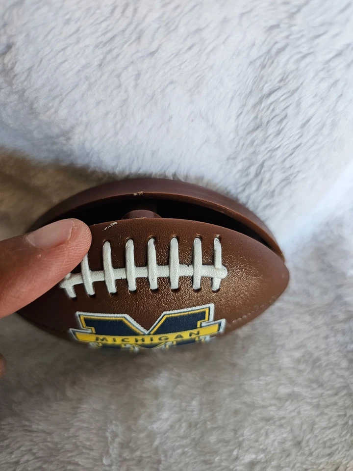 Michigan Wolverines Fútbol Nevera Imán Platico Collage Marrón Foto 4 de 4