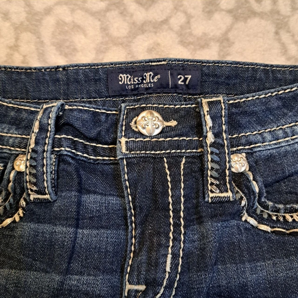 Pantalones cortos de mezclilla para mujer Miss Me talla 27 lavado oscuro embellecidos bolsillos tiro medio Foto 4 de 4