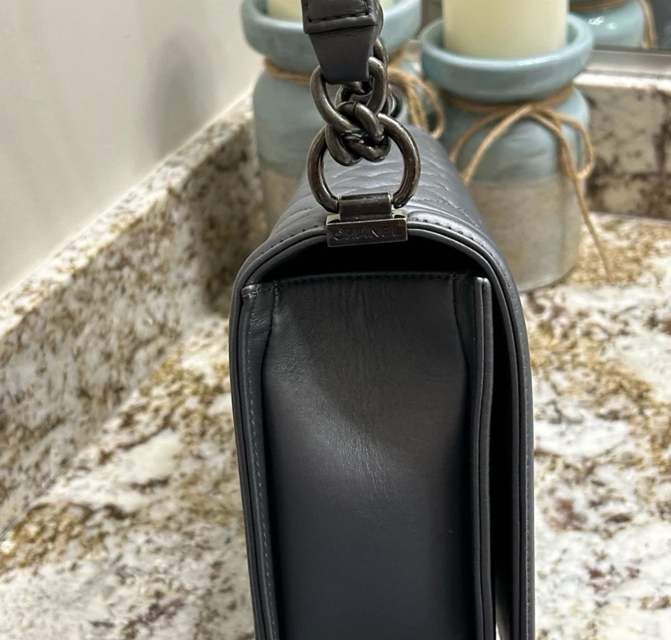 Bolsa CHANEL média menino linda usada estado autêntica - Imagem 2 de 4