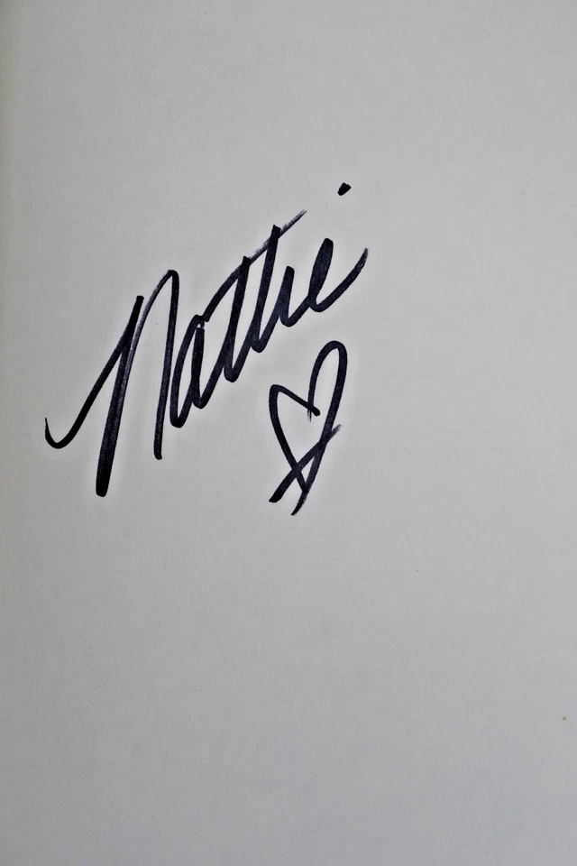 NATTIE NEIDHART WRESTLER  AUTOGRAPHED THE LAST HART BEATING NEW SIGNED BOOK 2025 Foto 2 de 3