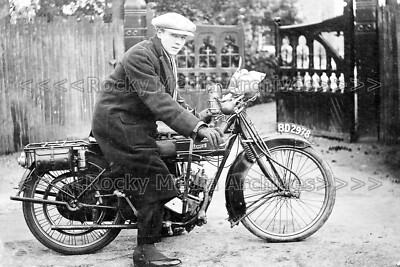 wjj-51 Oldtimer James Flat Tank Motorrad und Fahrer, BD 29788. Foto