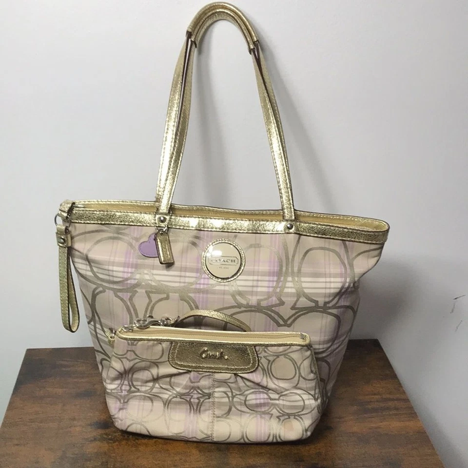 Bolso de Hombro Hobo Coach Signature Dorado y Lila a Cuadros con Muñequera a Juego Foto 2 de 4