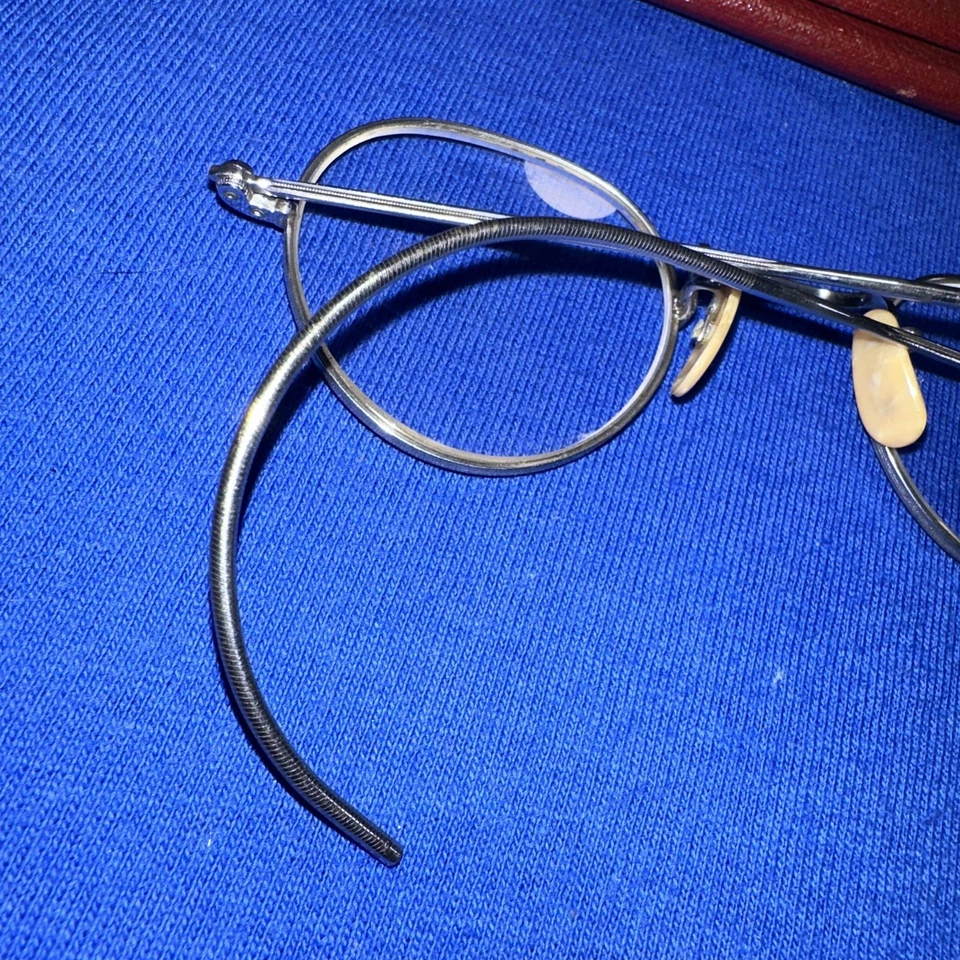 Gafas y estuche vintage con borde de alambre plateado marcado fabricante desconocido Foto 3 de 4