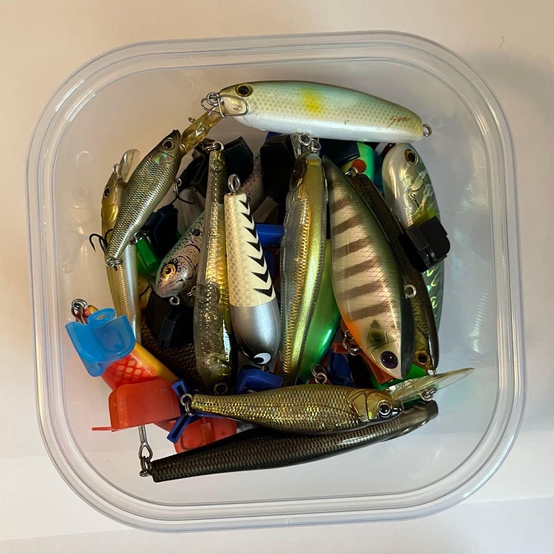 Assorted bass plugs, including Sumlures - Image 2