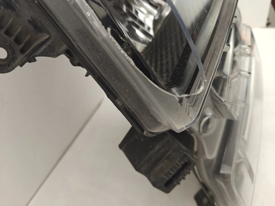 2020-2025 Chevrolet Silverado 2500 3500 HD Halogen Right Headlight OEM 87818246 - Image 4 of 4